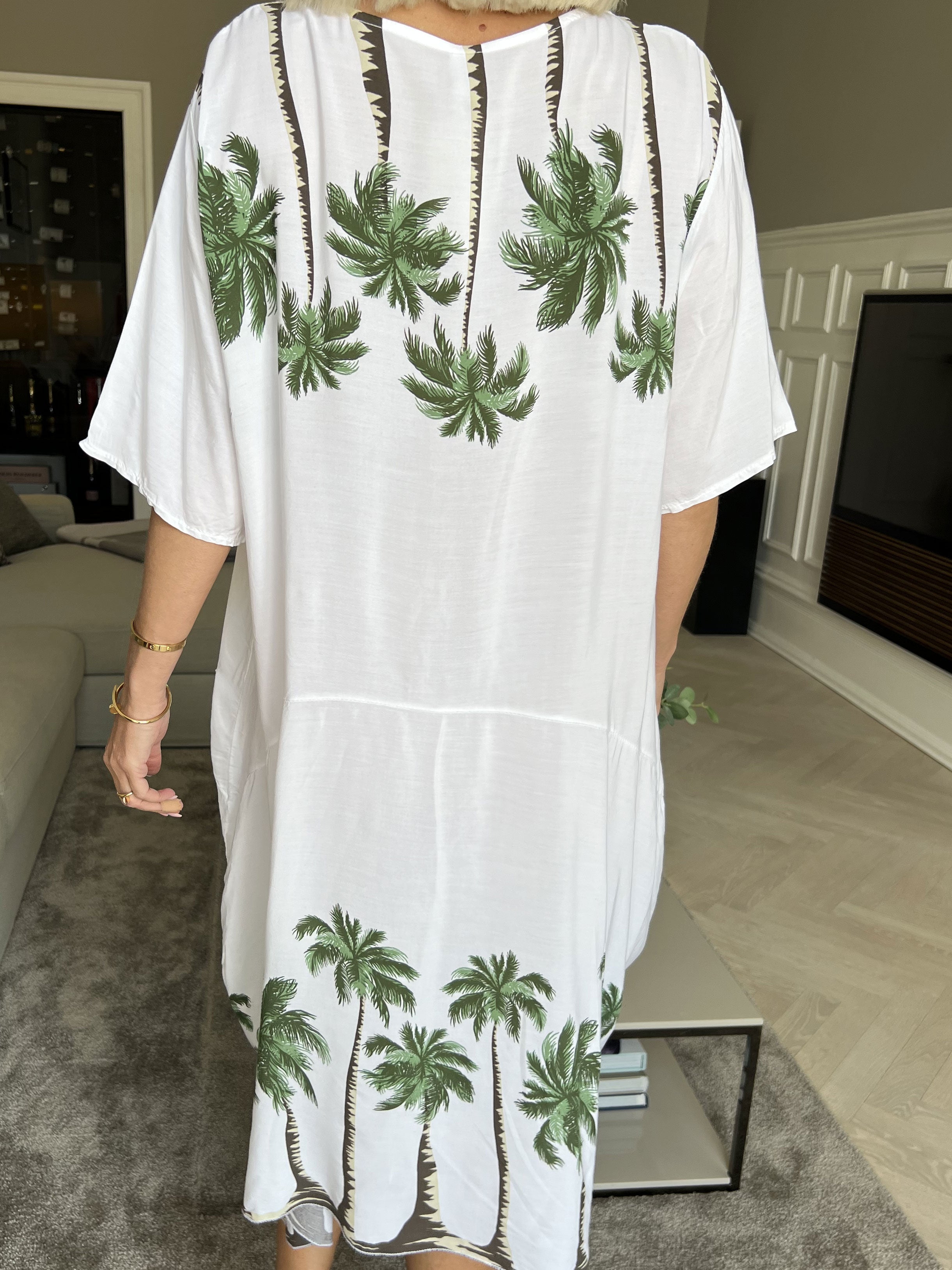 Idaline - Söt sommarklänning med palmmotiv och fickor